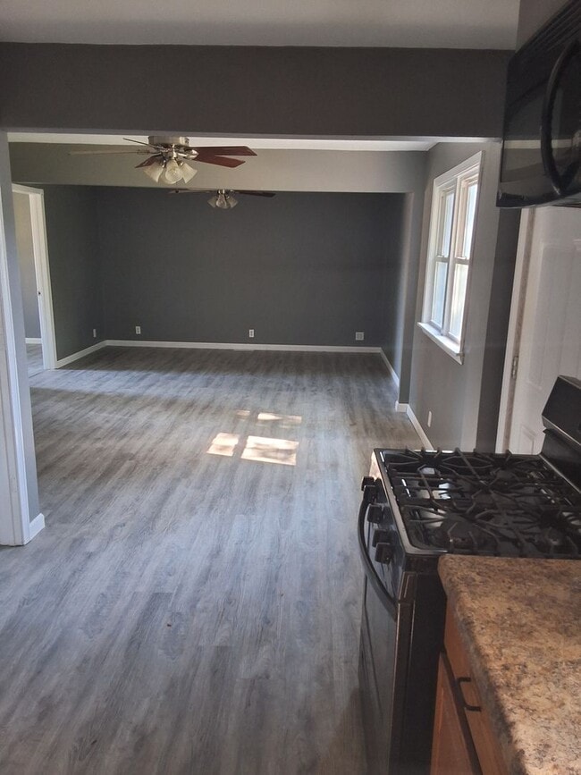 Building Photo - 4 bedrooms/2 bathrooms House