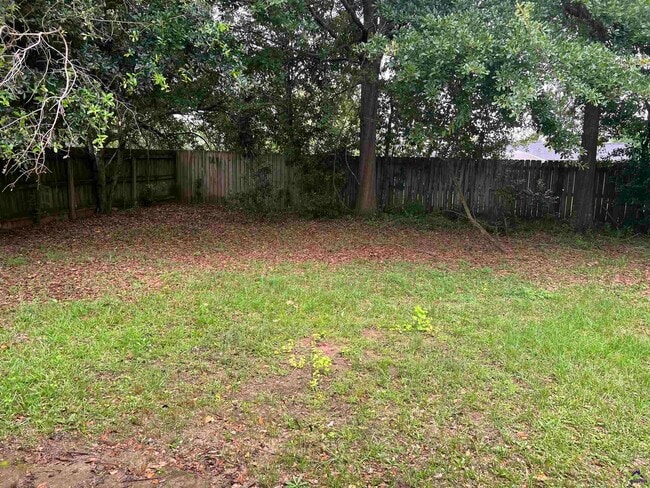 Building Photo - 208 Camelot Pl