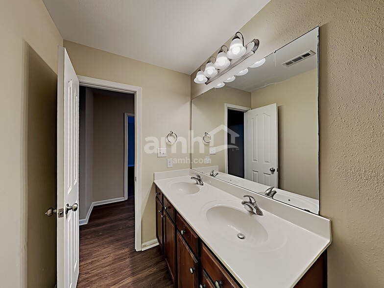 Building Photo - 2848 Tall Oaks Dr