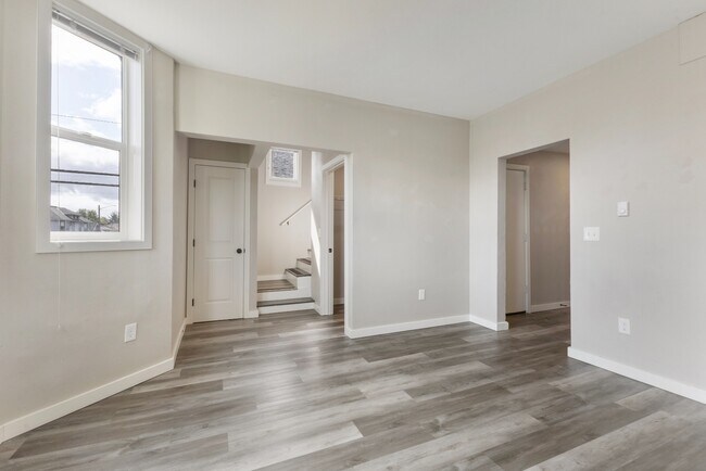 Building Photo - Charming 3BR Home in Heart of Tacoma - Modern Amenities & Prime Location!
