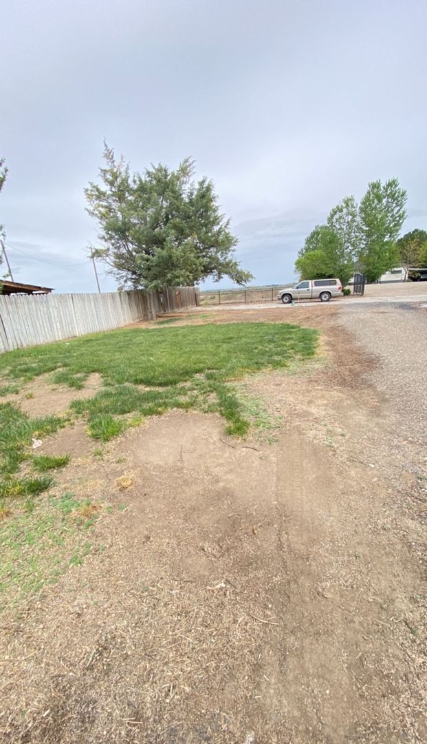 Building Photo - Great Little Home Out Of Town With Lots To...