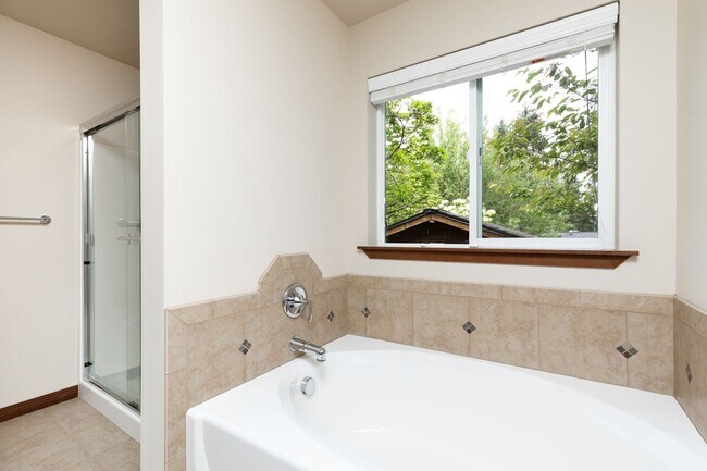 Building Photo - Beautiful 3 Bedroom 2.5 Bathroom Home in Bothell