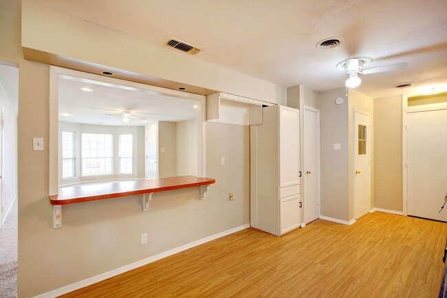 Building Photo - Coming Mid-August! 4 Bd, 2 Ba | N. Arlington