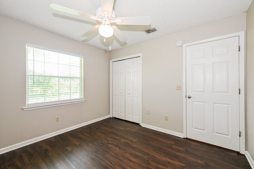 Building Photo - 449 Baybrook Dr