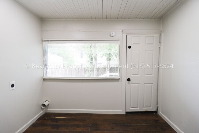 Building Photo - N Rosedale Ave Triplex