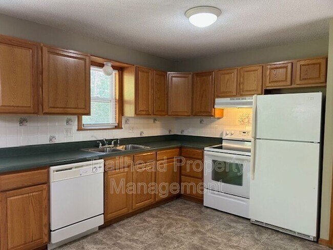 Building Photo - 401 SW Stoney Brook Ln