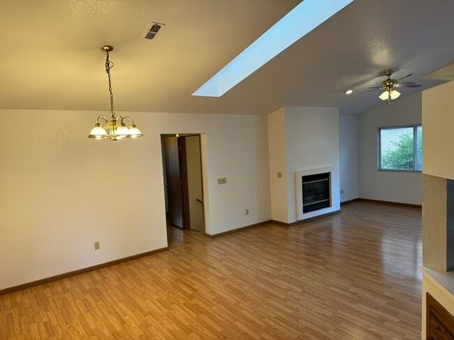 Building Photo - 716 Hilltop Ln