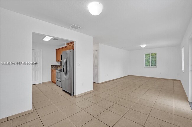 Building Photo - 2747 SW 17th St
