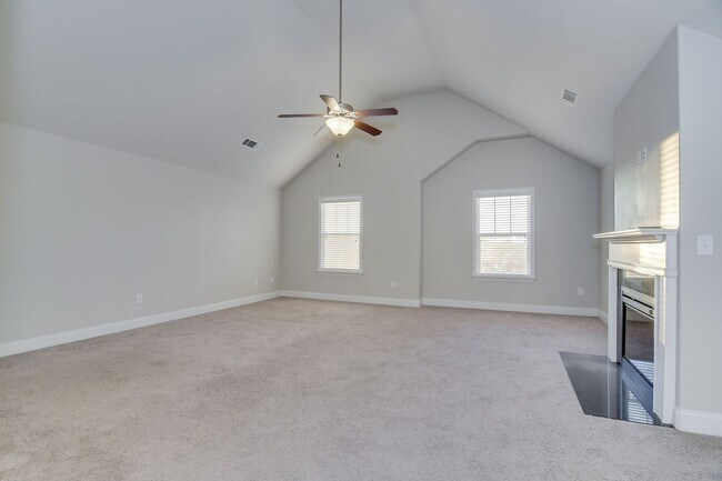 Building Photo - Large House in Grovetown!