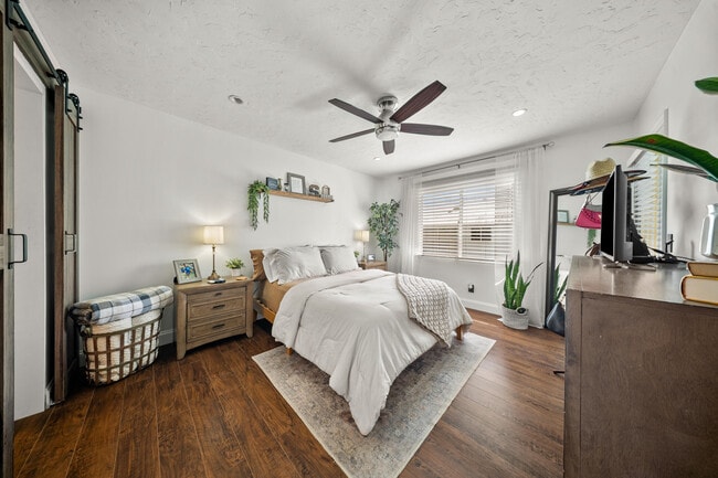 Building Photo - 197 SE Village Dr