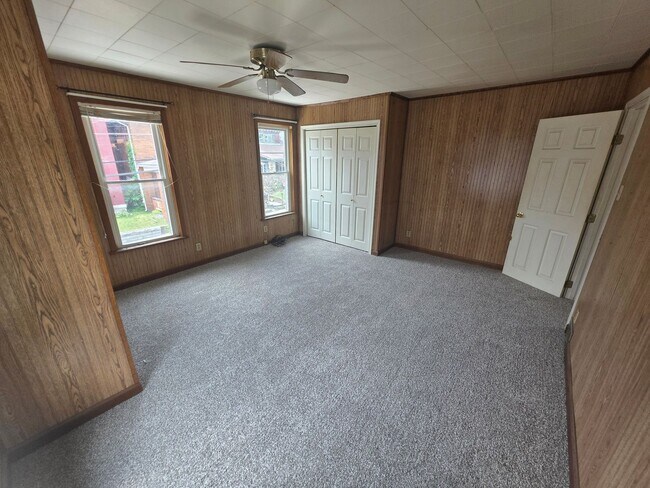 Building Photo - 2-bedroom, 1-bath home in New Brighton