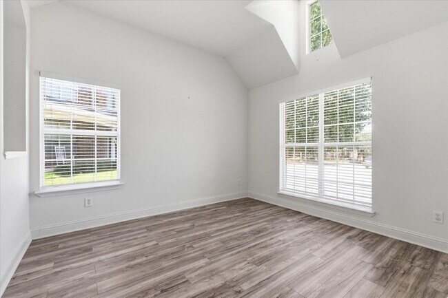 Building Photo - 567 Southridge Way
