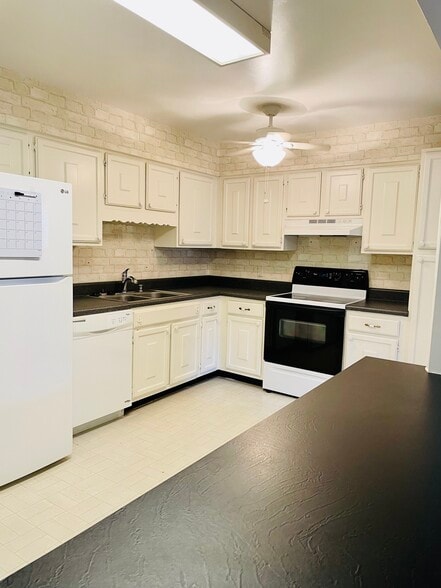 Building Photo - 5260 Crossbow Cir