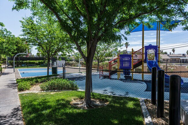 Building Photo - Top Floor 2 Bedroom Condo Located in Manhattan