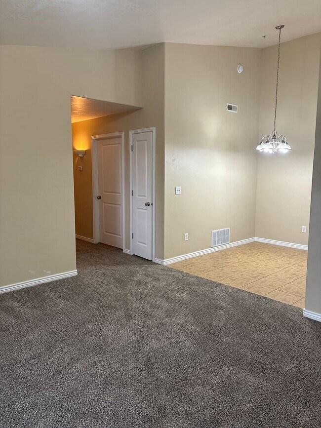 Building Photo - 3 Bedroom 2 Bathroom Townhome