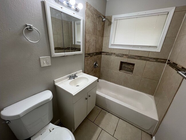 Building Photo - Cozy 3 Bed, 1 Bath Home!