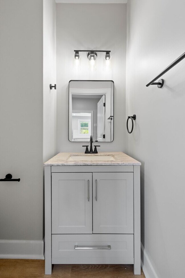 Building Photo - Stunning 2 bedroom home in Ambridge available July 1!