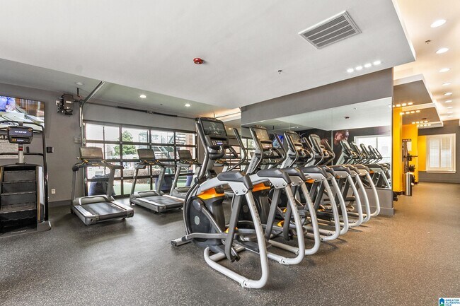 Building Photo - 120 15th St E