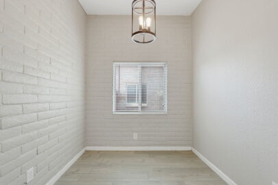 Building Photo - 2 bedroom, 1 bathroom single-story duplex
