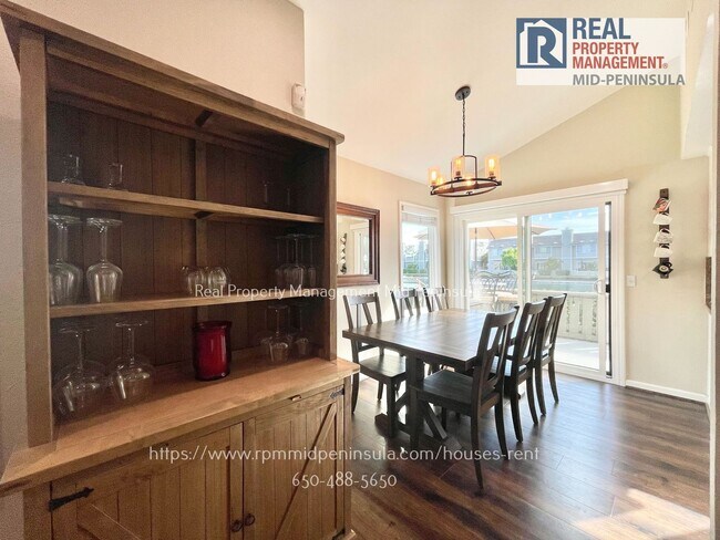 Building Photo - Stunning 2 Bedroom 1.5 Bathroom Waterfront Townhome in Foster City