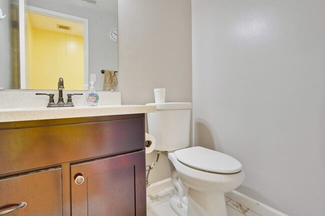 Building Photo - Beautiful 4 Bed 2.5 Bath Town Home in Fremont Northgate Area !