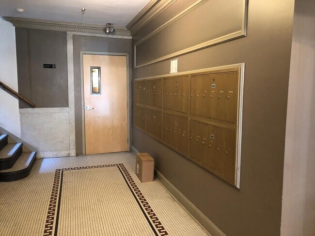 Building Photo - 131 Park Dr