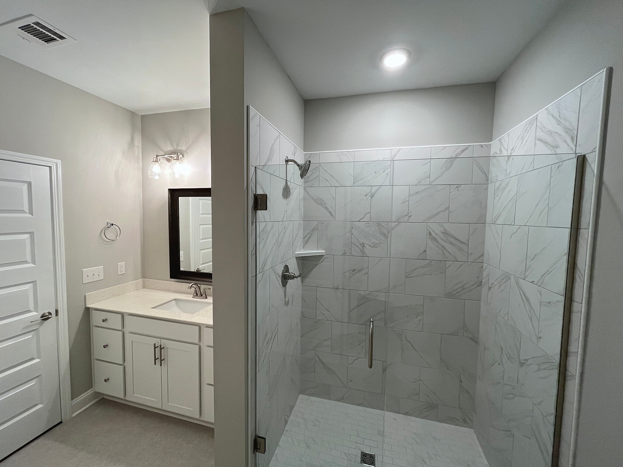 Close up of Shower - 4000 Shadow Green Dr