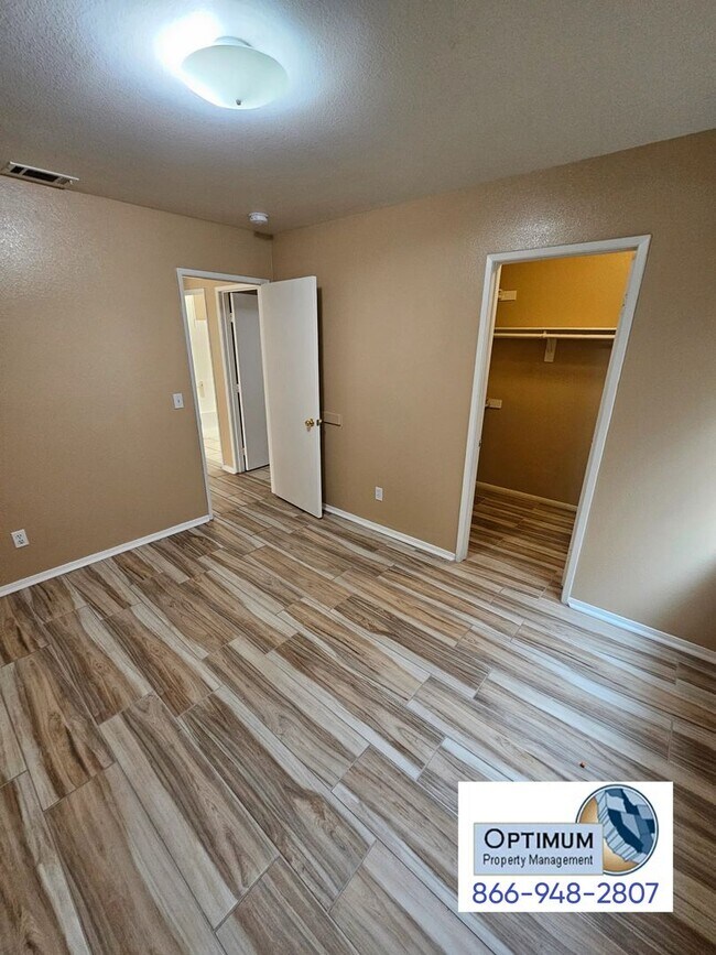 Building Photo - Spacious 6 bedroom , 3 bathroom home with downstairs bedroom and bath