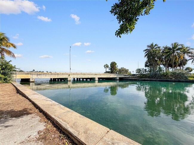 Building Photo - 520 NE 38th St