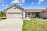 Building Photo - Large 4 bedroom 3 bath duplex