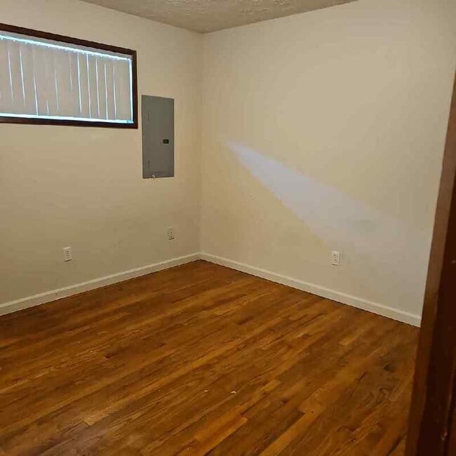 Building Photo - 626 NE Anderson St