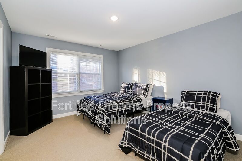 Building Photo - 5510 Faye Dr