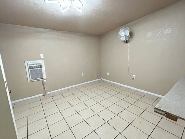 Building Photo - 3 Bedroom, 2 Bathroom, 2 Car Garage