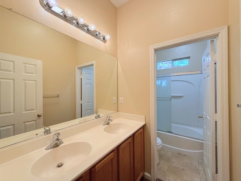 Building Photo - 405 Hearst Dr
