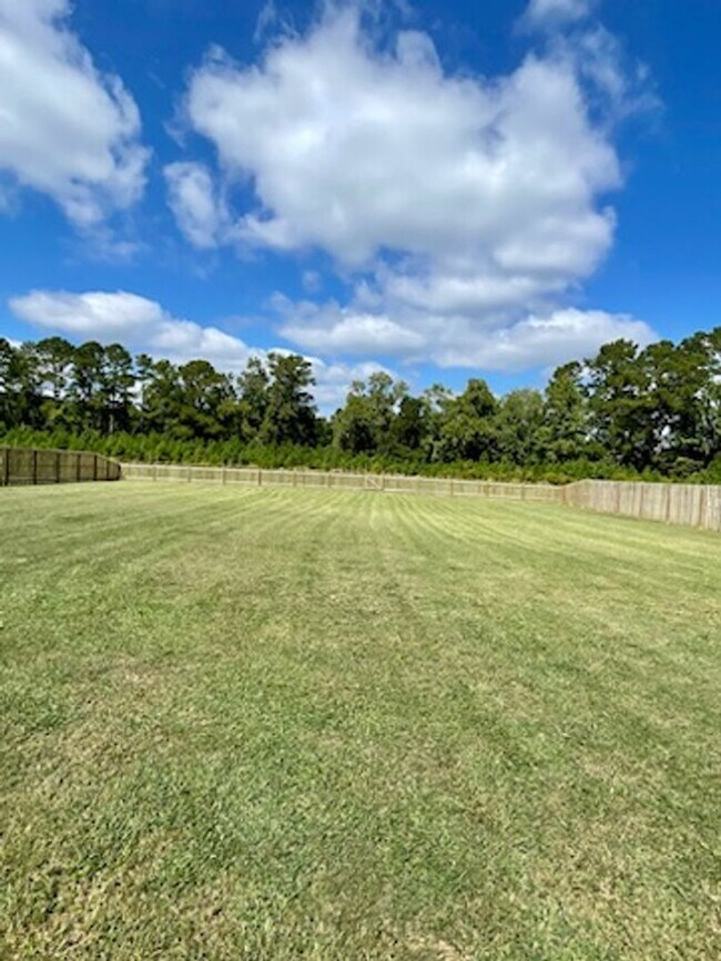 Building Photo - Welcome to this charming 3-bedroom, 2-bath...