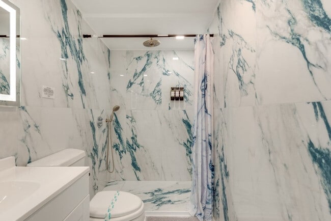 Building Photo - 2135 Rosemont Dr