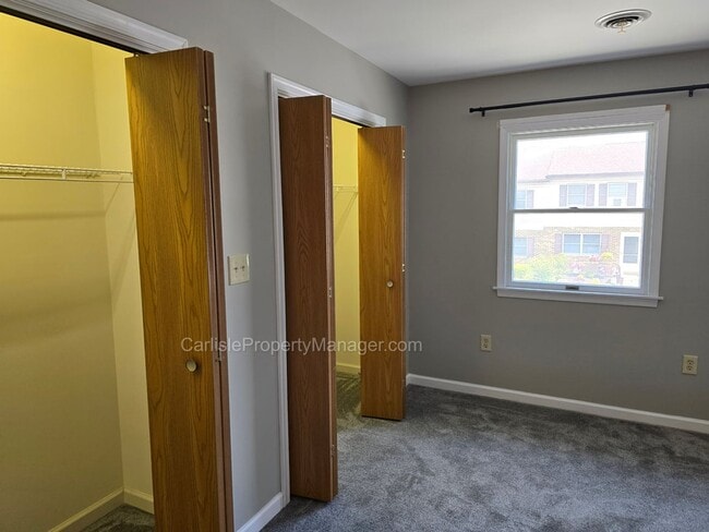 Building Photo - 2-Bedroom Townhouse w Fenced Patio, Off-Street Parking, and Easy Commute
