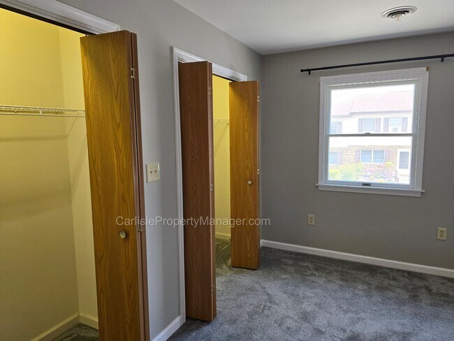 Building Photo - 2-Bedroom Townhouse w Fenced Patio, Off-Street Parking, Dishwasher, and Easy Commute