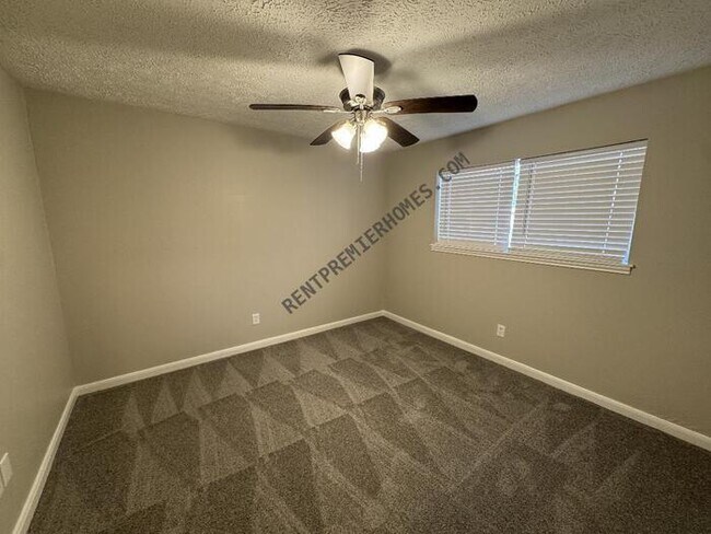 Building Photo - 3214 Three Pines Dr