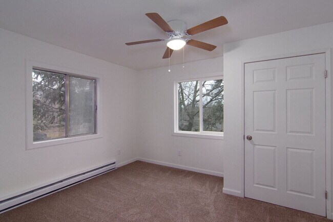 Building Photo - Updated 2 Bd 2 Ba 1050 sq/ft unit w/ laundry & off-street parking 1/2 Month Free Rent