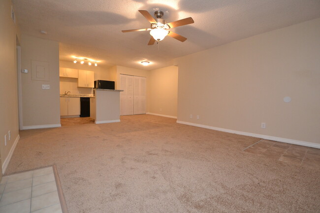 Building Photo - 1/1 Condo in GATED ~ LAKEFRONT community i...