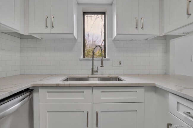 Building Photo - 3 Trolley Crossing Ln