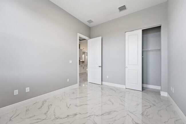 Building Photo - 6391 High Pointe Cir