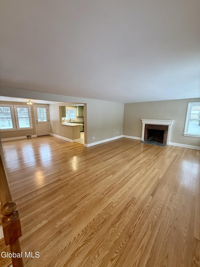 Building Photo - 2 Pinewood Ct