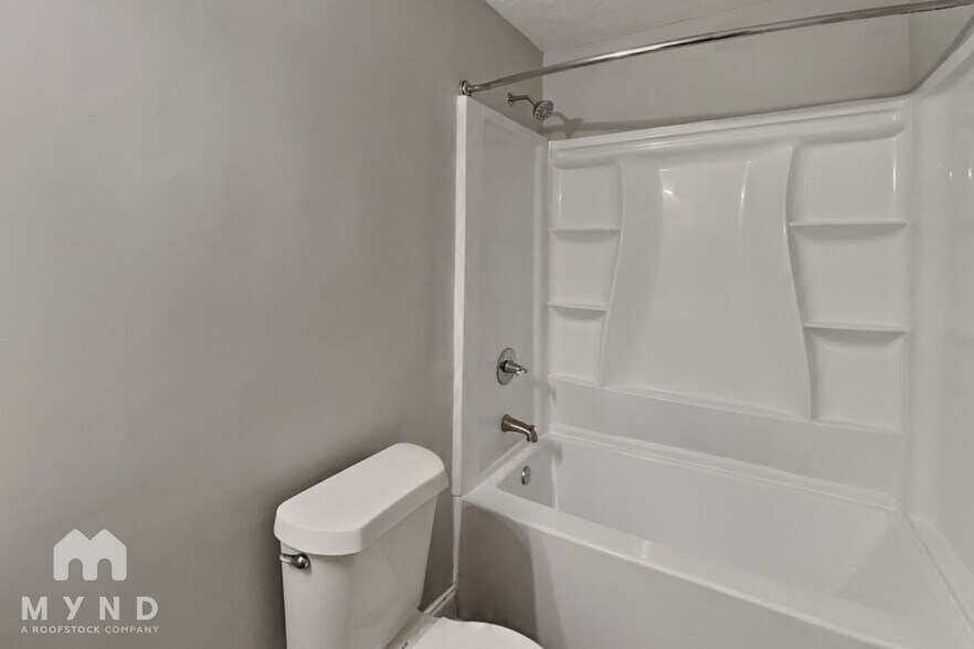 Building Photo - 3047 Brook Hollow Dr
