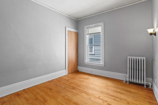 Building Photo - Maryland Upper Flat - Walk to Campus