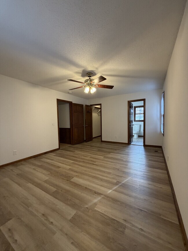 Building Photo - 144 Fern Forest Dr