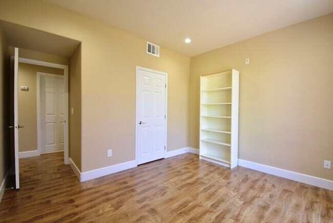 Building Photo - SPECIOUS 2 BED 2 BATH CONDO WITH ATTACHED ...
