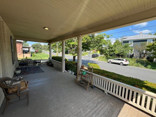 Building Photo - Spacious one bedroom 2nd floor apartment - Completely Remodeled!