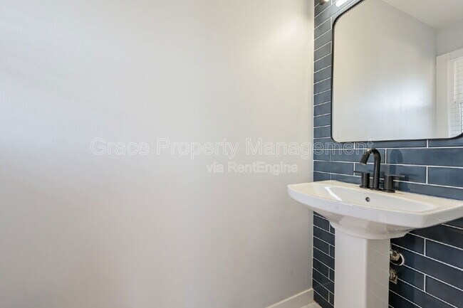 Building Photo - 6186 S Southwood Dr